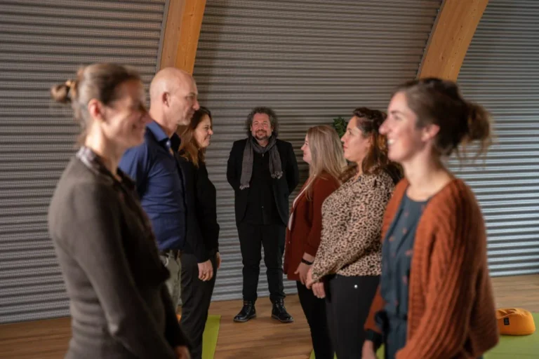ACT-trainer in gesprek met een groep professionals tijdens een incompany training